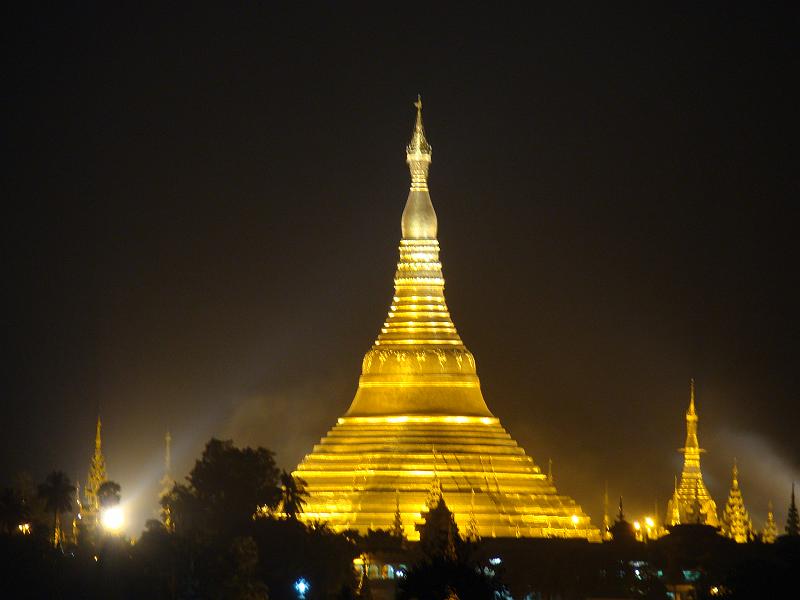 Burma IV-19-Wiki-Commons.jpg - At night; Wikimedia Commons (Source: http://upload.wikimedia.org/wikipedia/commons/4/4d/SDGYGN.JPG; accessed: 25.3.2014)